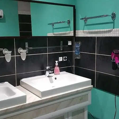 8 Personnes Avec Piscine Beaumarches