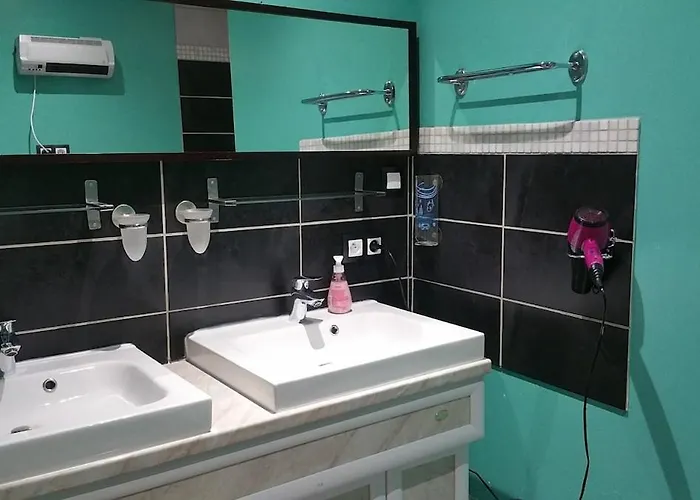 8 Personnes Avec Piscine Beaumarches